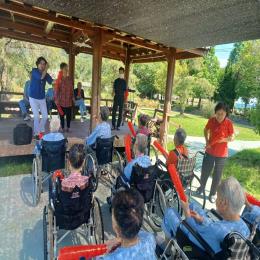 25년 6월 정원에서 웃음치료 프로그램